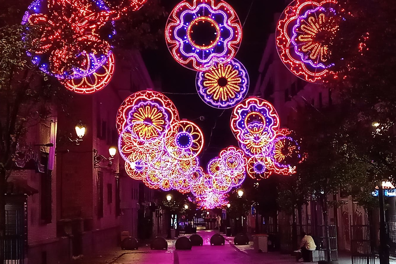 Imagen de archivo de una iluminaci&oacute;n navide&ntilde;a con mandalas en la calle Arenal.